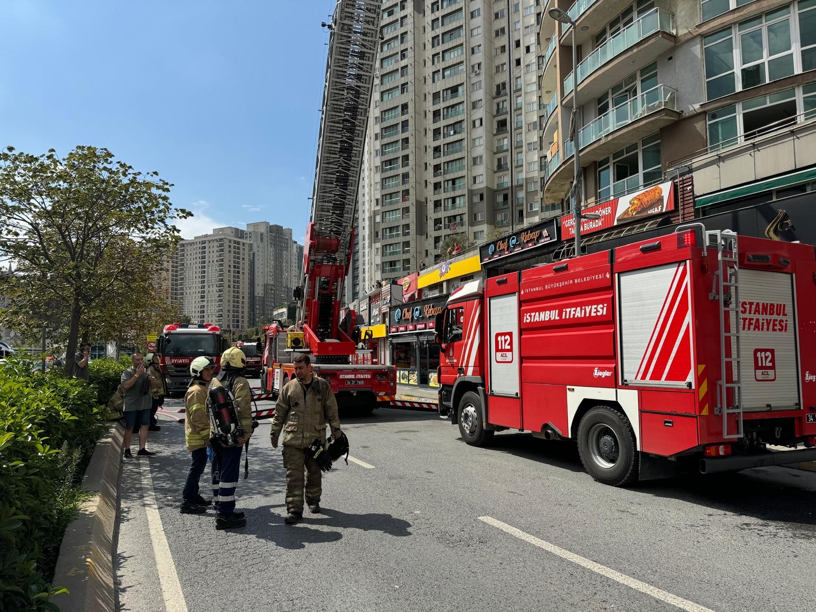 Esenyurt'ta 33 katlı binada yangın! Mahsur kalanlarlar var!