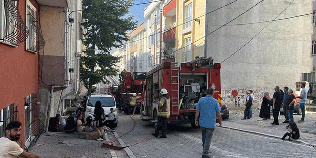 Esenyurt'ta 4 binanın çatısı alev alev yandı