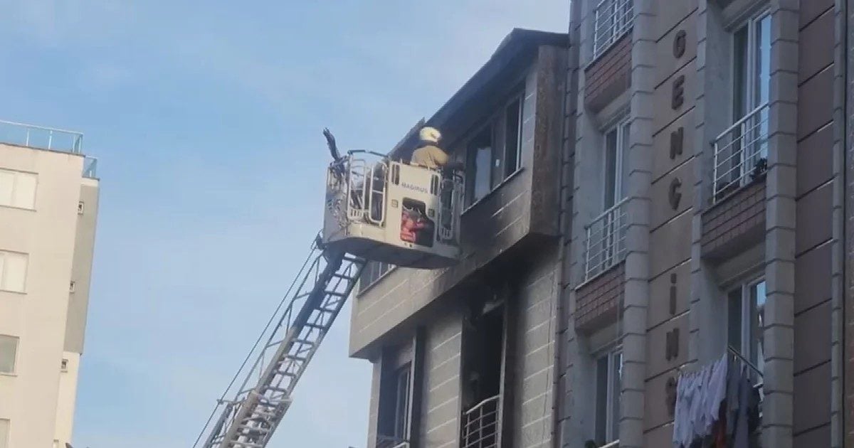 Esenyurt'ta 5 katlı binada çıkan yangında dumanda mahsur kalan 5 kişi kurtarıldı