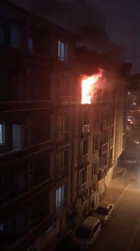 Esenyurt’ta 5 katlı binada korkutan yangın 