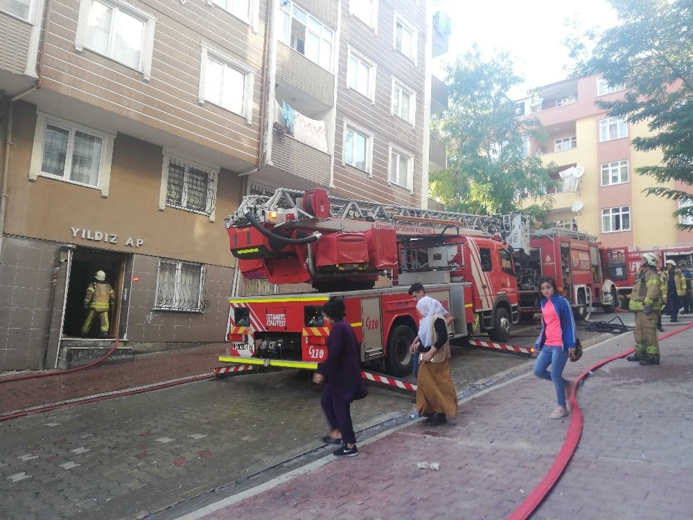 Esenyurt’ta 5 katlı iki binanın çatısında yangın 