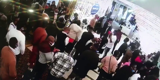 Esenyurt'ta Afrikalıların izinsiz pazar ayinine polis baskını