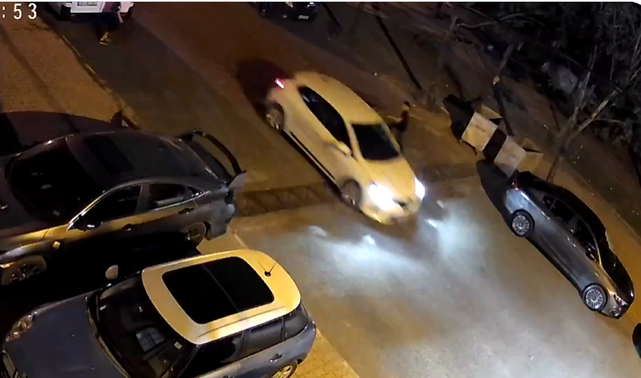 Esenyurt’ta akıl almaz olay! Küçük çocuklar torpili arabanın içine attı, facianın eşiğinden dönüldü