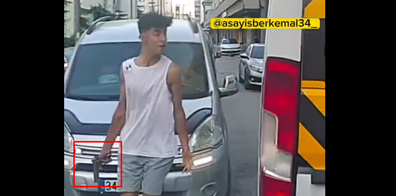 Esenyurt’ta akılalmaz anlar! Ayağı alçılı kurye trafikte silah çekip dehşet saçtı