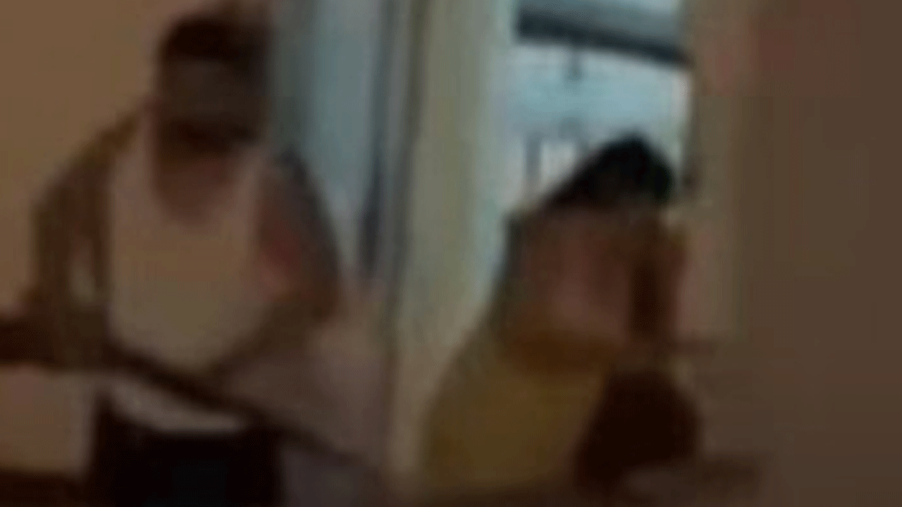 Esenyurt'ta balkona iç çamaşırı ile çıktı: Uyaran mahalleliyi tüfekle tehdit etti!