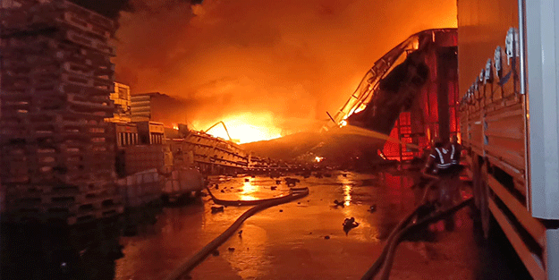 Esenyurt’ta bir depo cayır cayır yandı!