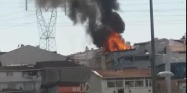 Esenyurt'ta bir iş yerinin çatısı alev alev yandı
