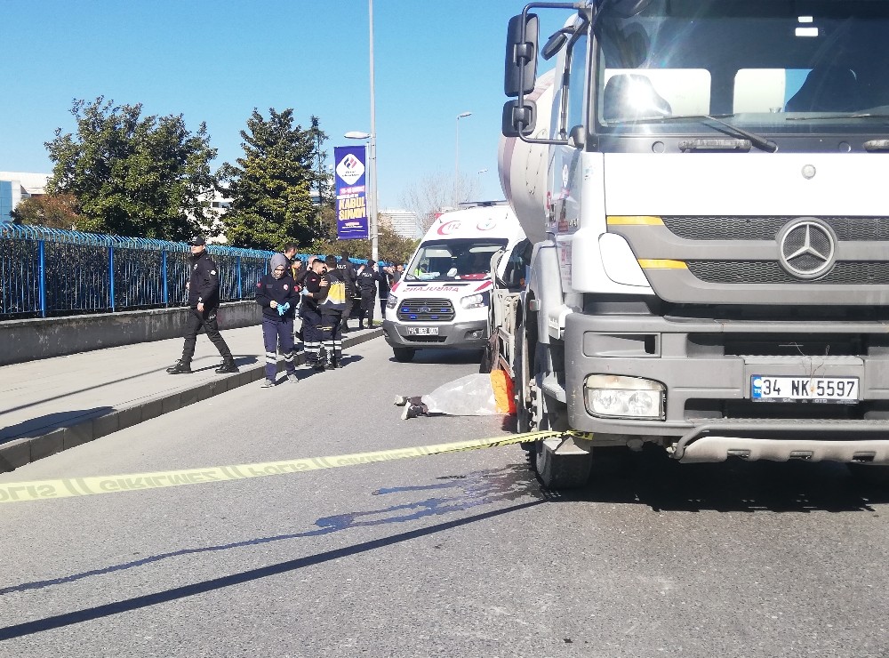 Esenyurt’ta bir kişi beton mikserinin altında kaldı 