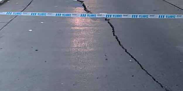 Esenyurt'ta caddede çatlaklar oluştu, 34 bina boşaltıldı!