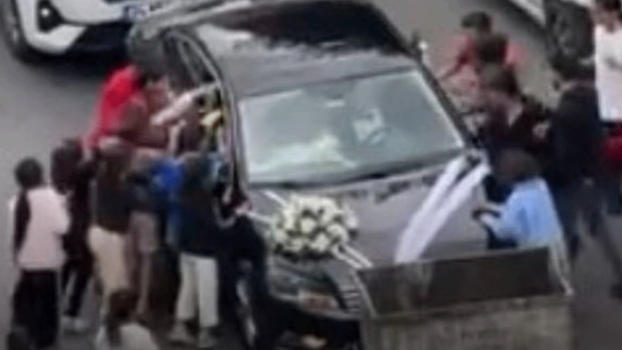 Esenyurt'ta ilginç anlar: Düğün arabasının önün bakın nasıl kestiler!