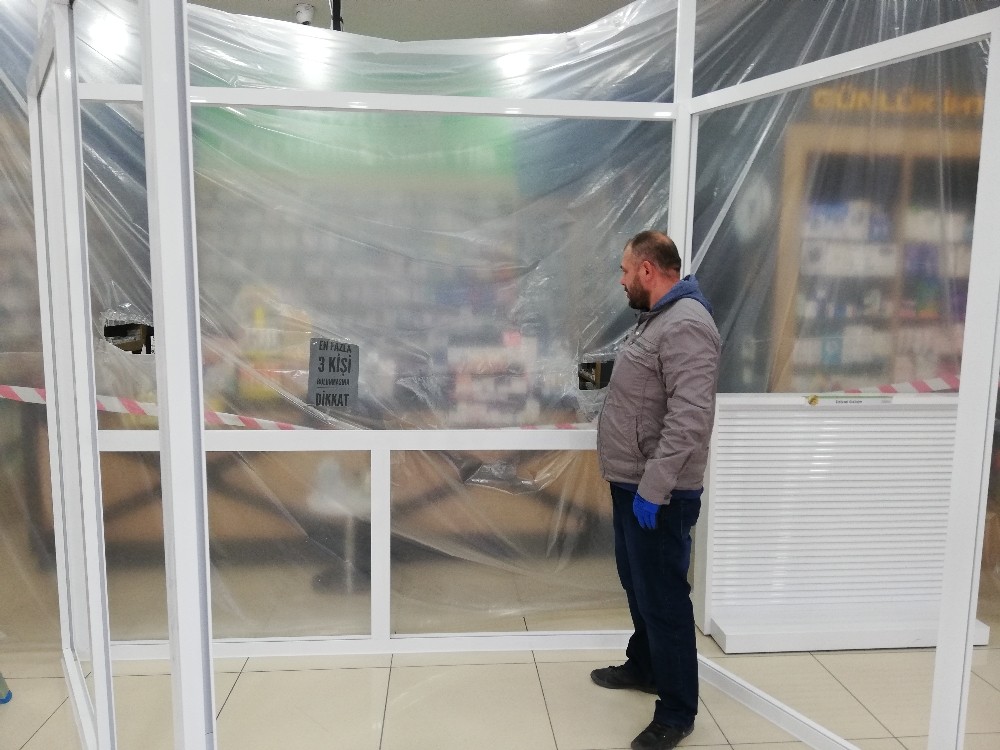 Esenyurt’ta eczanede korona virüse muşambalı önlem 