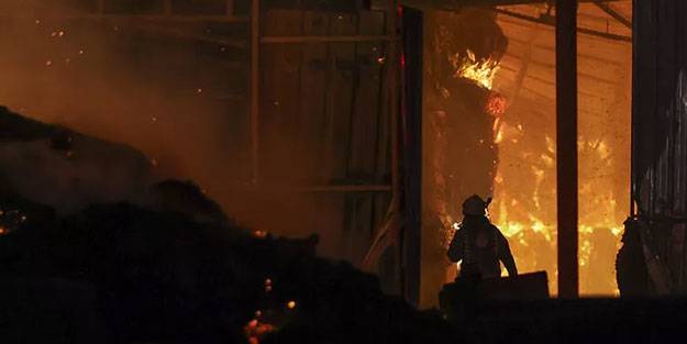 Esenyurt'ta fabrika yangını! Bir kişi yaşamını yitirdi