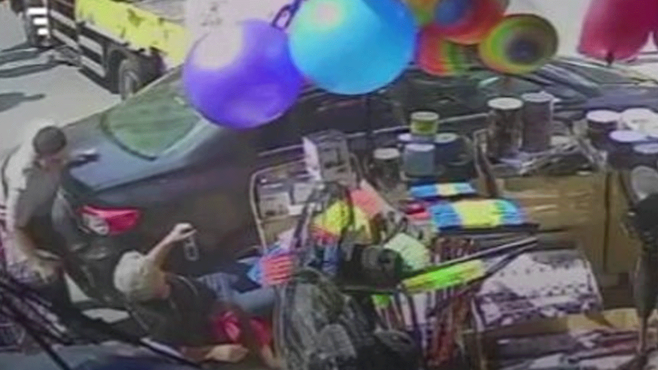 Esenyurt'ta faciaya ramak kaldı! Vinç kaydı, yaşlı adam iki torunuyla otomobilin altında kaldı