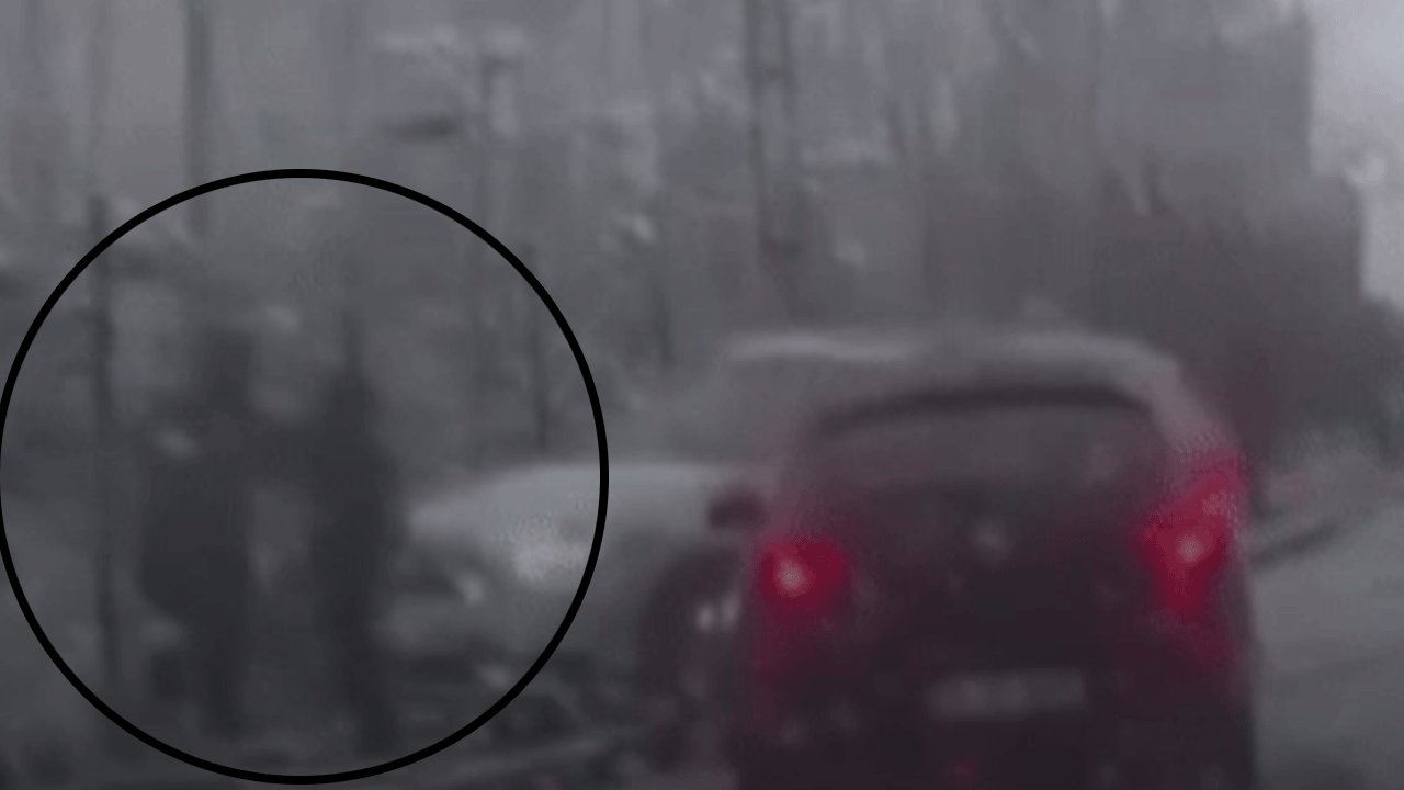 Esenyurt'ta feci kaza: Yolda kayan otomobil 2 öğretmene çarptı!