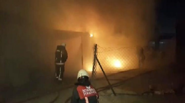 Esenyurt'ta hurdalık alev alev yandı