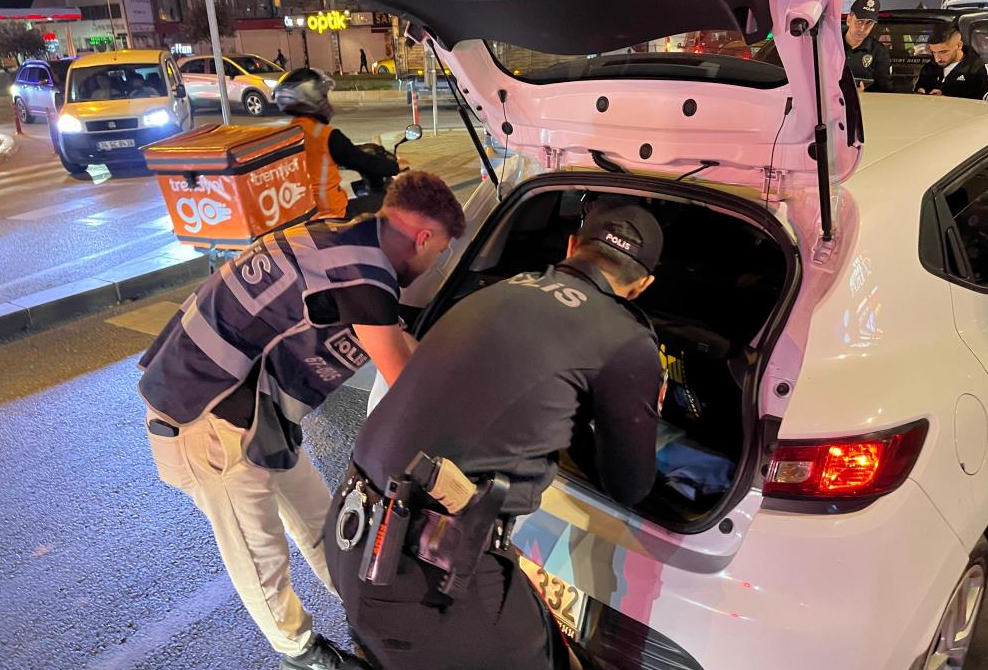 Esenyurt’ta huzur uygulamasında aranan şahıslar yakalandı