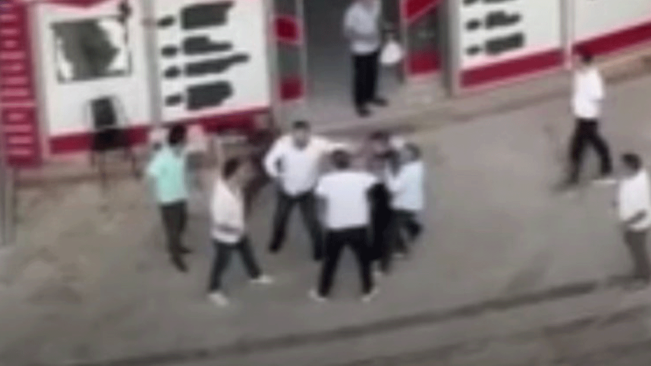 Esenyurt'ta iki gurubun kavgasında ortalık savaş alanına döndü!