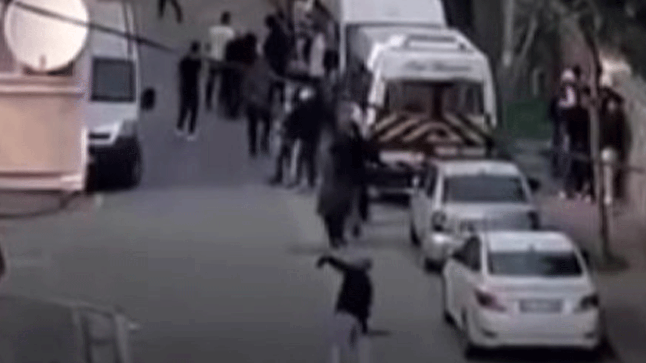 Esenyurt'ta ilginç anlar: Grup halinde evi taşladılar!