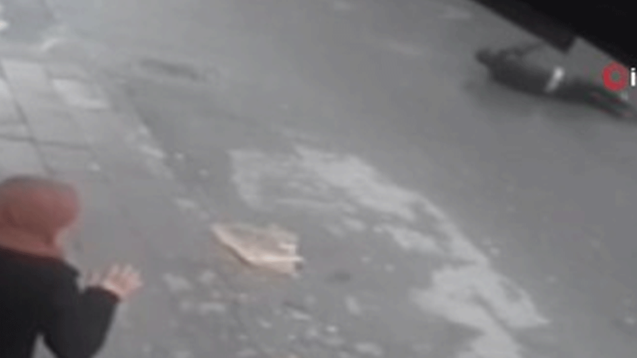 Esenyurt'ta kargo aracının çarptığı adam metrelerce savruldu!