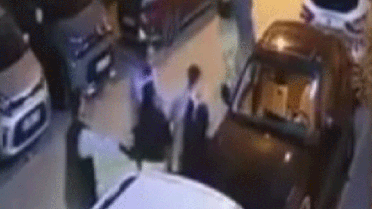 Esenyurt'ta komşu kavgası kamerada! Tekme tokat birbirlerine girdiler!