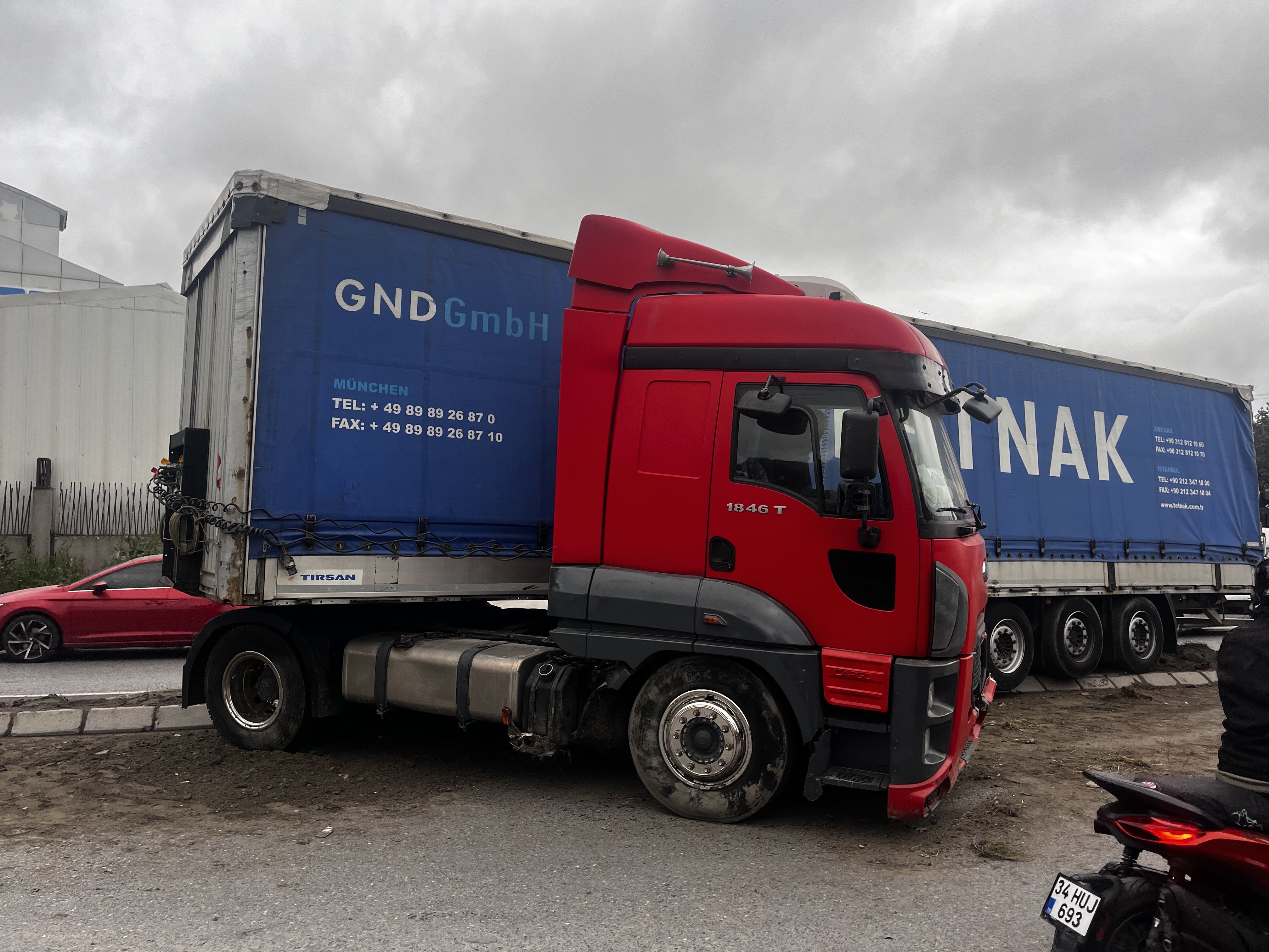 Esenyurt’ta kontrolden çıkan tır PTS direğine çarptı