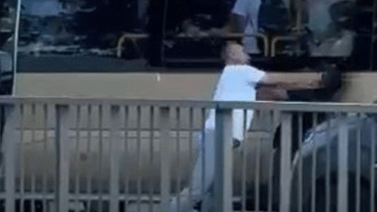 Esenyurt'ta kornaya kızdı şoförü tekme tokat dövdü!