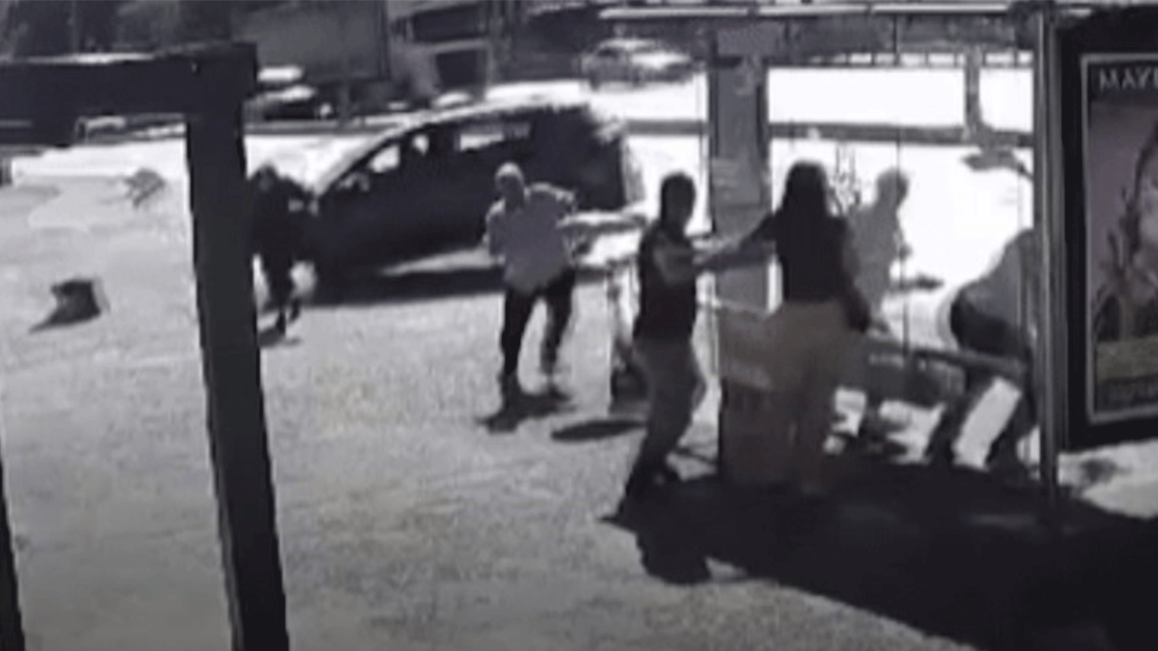 Esenyurt'ta lastiği patlayan otomobil durağa daldı!