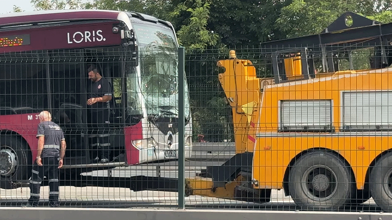 Esenyurt'ta metrobüs, metrobüse çarptı