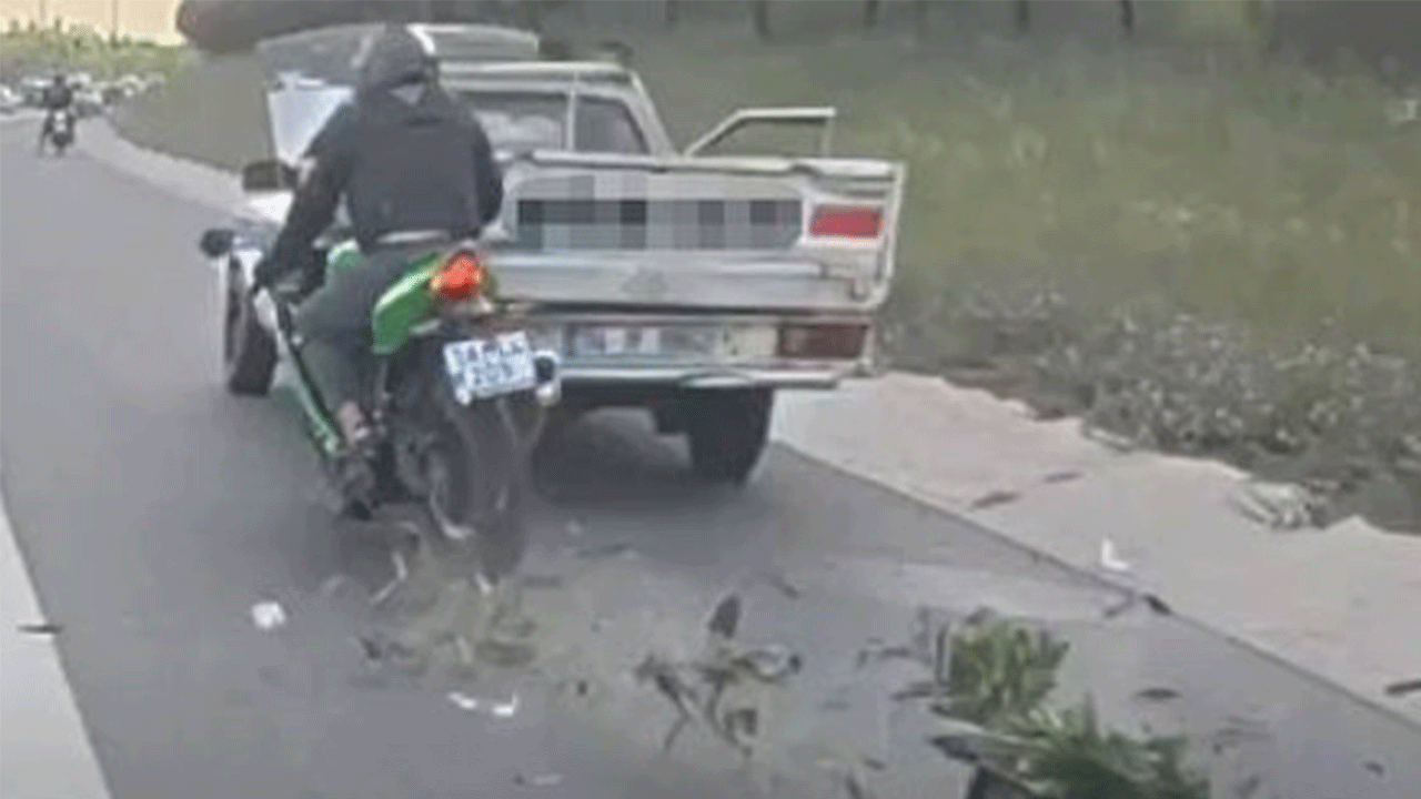 Esenyurt'ta motosiklet kamyonete arkadan çarptı!