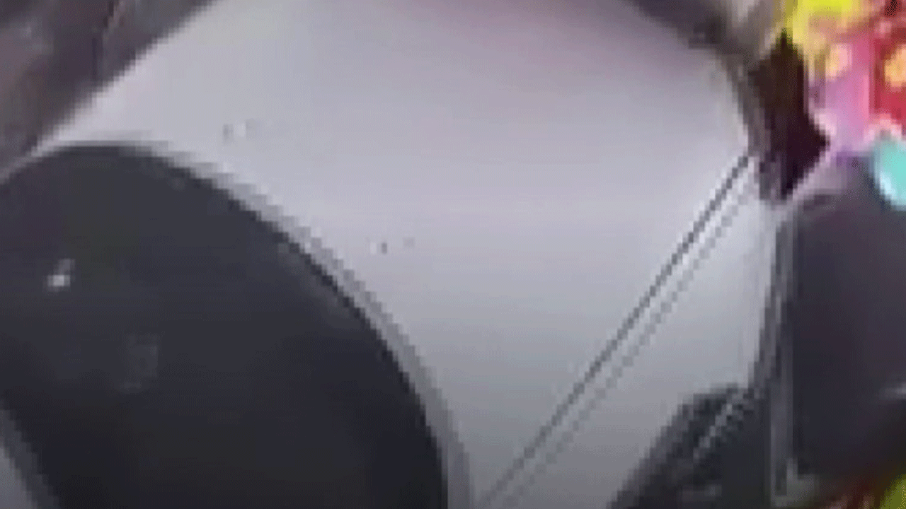 Esenyurt'ta otomobil kırtasiye dükkanına daldı! Ölümden kıl payı kurtuldu!