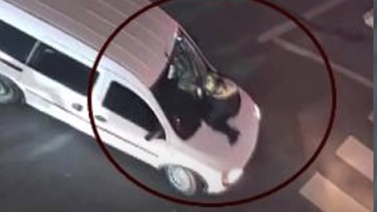 Esenyurt'ta pes dedirten anlar: Tartıştığı kadın motorcuyu kaputunda sürükledi!