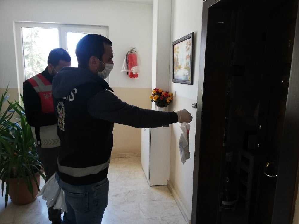 Esenyurt’ta polis kapı kapı dolaşıp maske ve kolonya dağıttı 