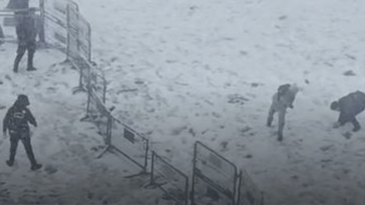 Esenyurt'ta polisler vatandaşlarla kar topu oynadı!