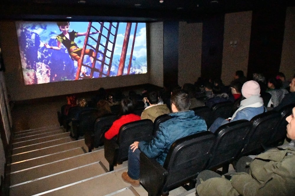 Esenyurt’ta sinemanın kapıları engelli öğrenciler için aralandı 