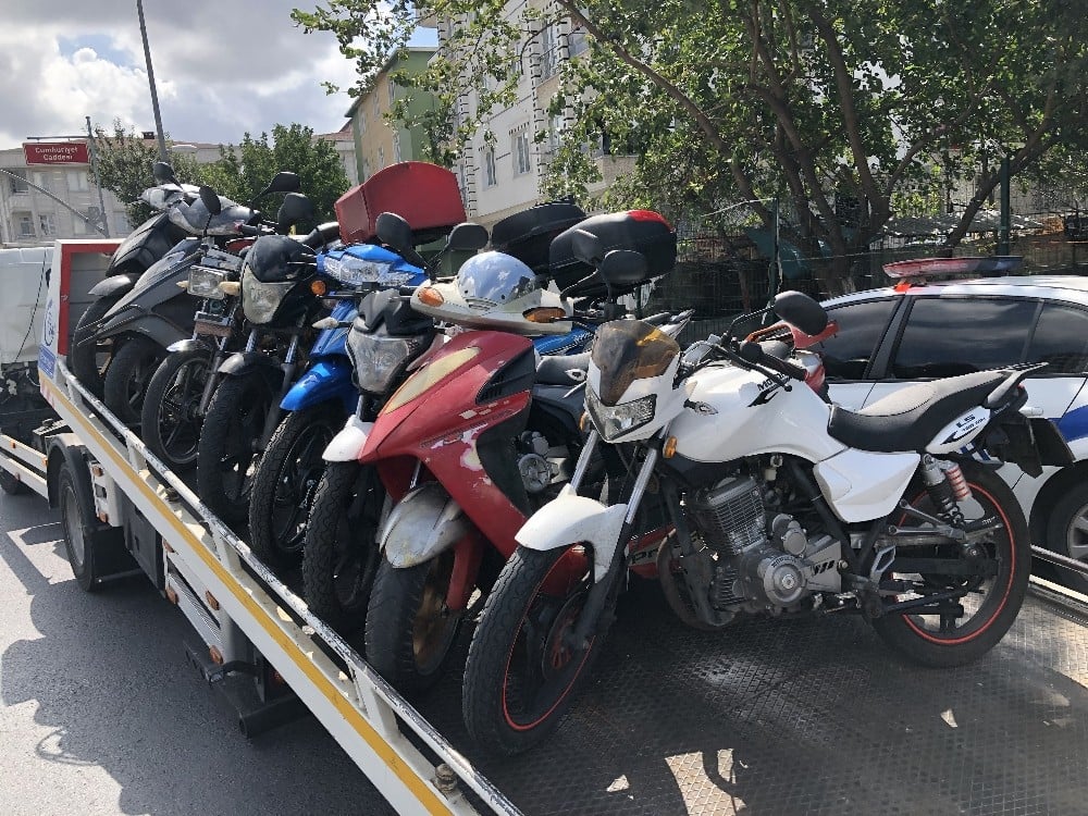 Esenyurt’ta şok trafik uygulaması, çok sayıda motosiklete el konuldu 