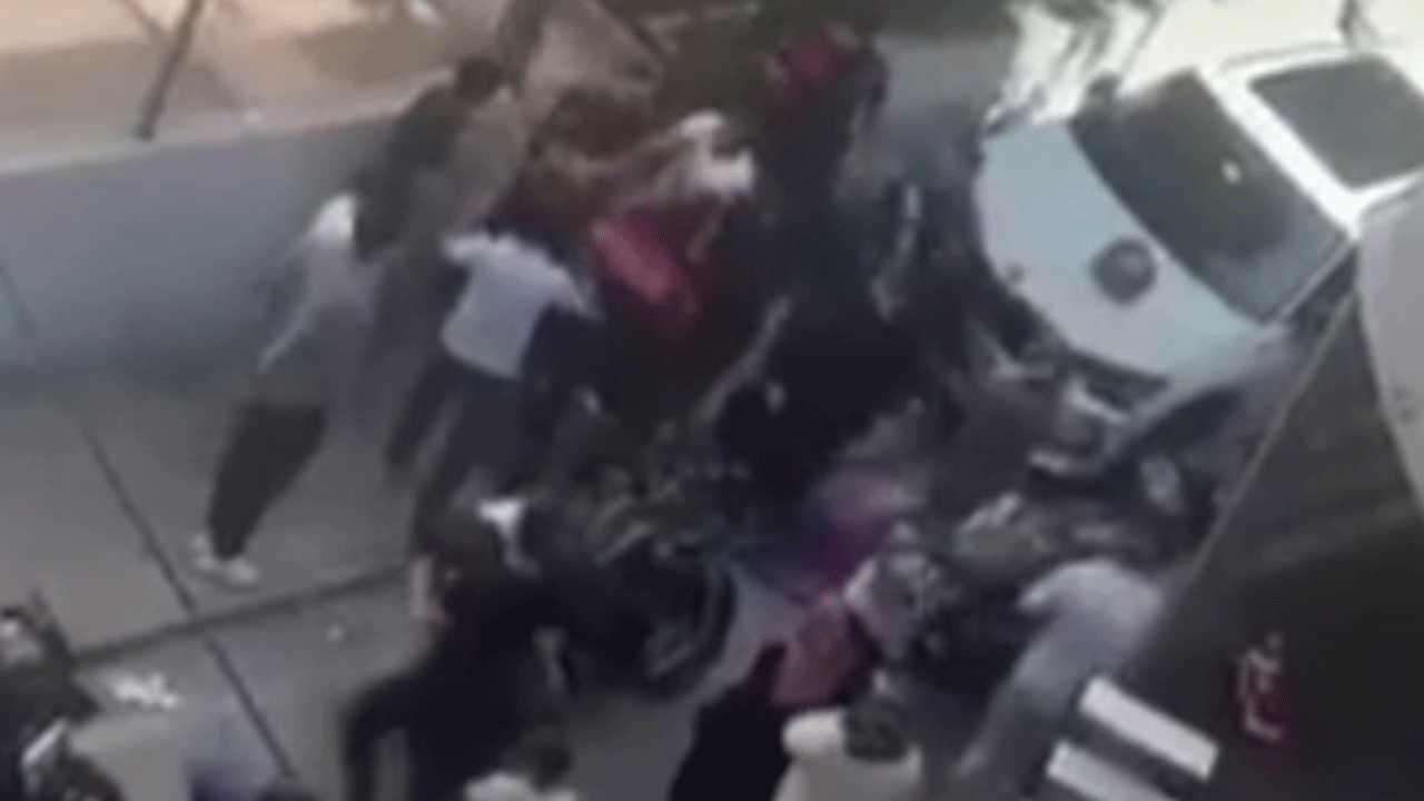 Esenyurt'ta şüphe üzerine durdurulan aile polise saldırdı!