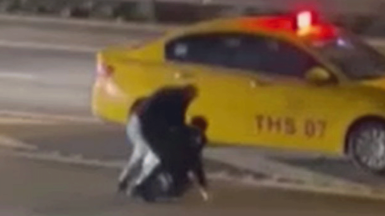 Esenyurt'ta taksici terörü: Yol ortasında tekme tokat dövdü!