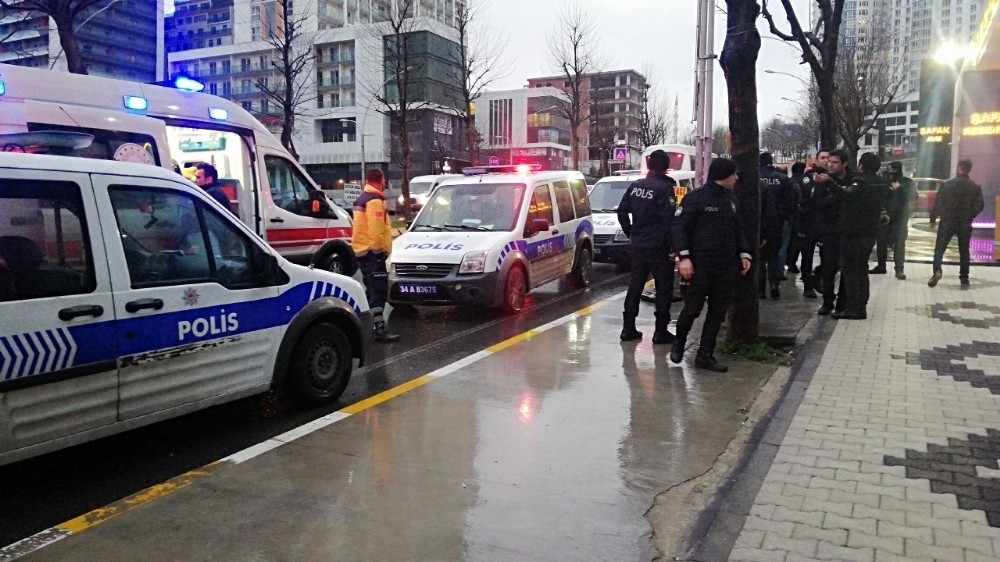 Esenyurt’ta taksiciler birbirine girdi, ortalık karıştı: 2 yaralı 