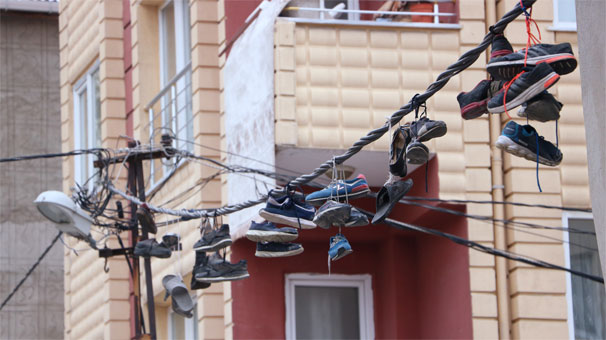 İstanbul Esenyurt'ta tellere asılı ayakkabılar şifre mi?