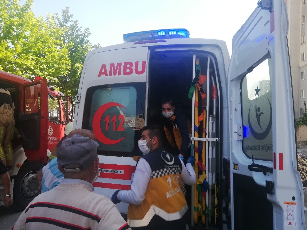 Esenyurt’ta toprak altında kalan işçi kurtarıldı 