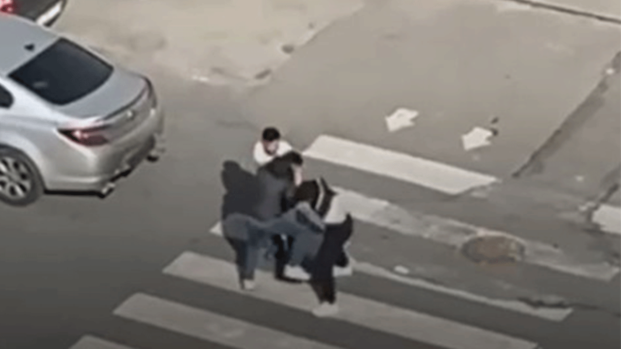 Esenyurt'ta trafik kavgası kamerada: Önce yumruk attı, sonra arabayla çarptı!