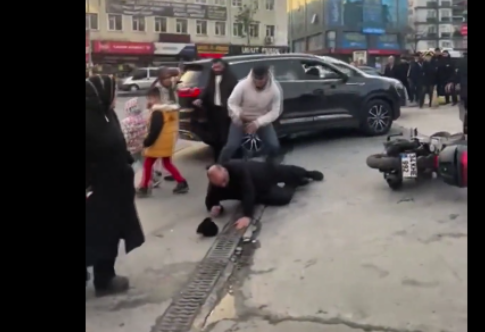 Esenyurt’ta trafikte dehşet! Yaşlı adam motosikletli tarafından tekme tokat dövüldü