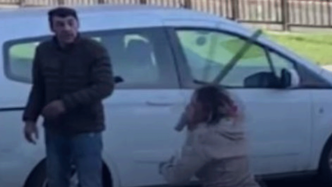 Esenyurt'ta trafik'te kavga: Kadın sopayla önüne gelene saldırdı!