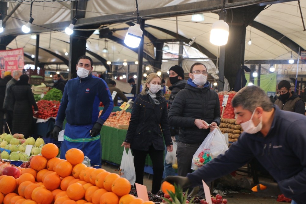 Esenyurt’ta vatandaşlar ‘korona’ tedbirlerine uydu 
