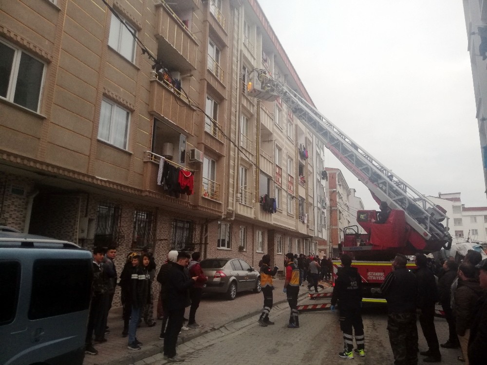 Esenyurt’ta yangında mahsur kalan anne ve bebeği kurtarıldı 