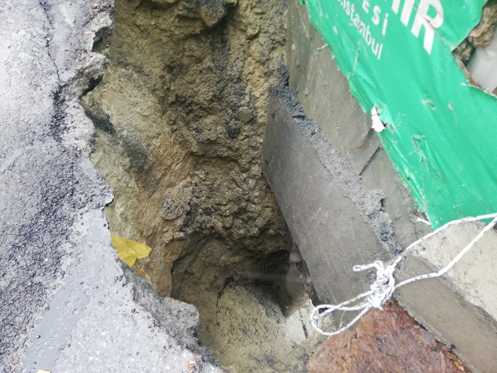 Esenyurt’ta yol çöktü, cadde trafiğe kapatıldı 