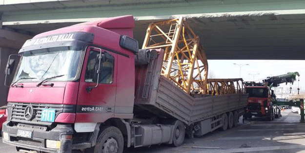Esenyurt'ta tır köprü altında sıkışıp kaldı