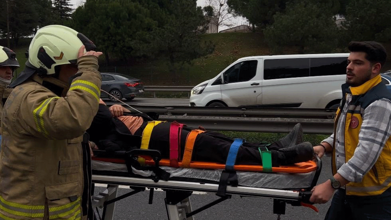 Esenyurt'ta zincirleme kaza! 3 kişi yaralandı, araçta sıkışan sürücü kurtarıldı