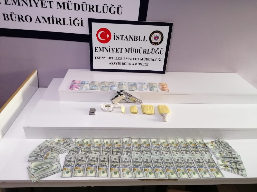 Esenyurt’te durdurulan otomobilde sahte 9 bin dolar ele geçirildi 