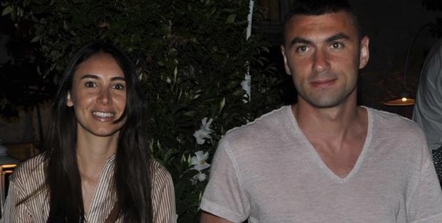 Çin'e transfer olan Burak Yılmaz'a eşinden şok!